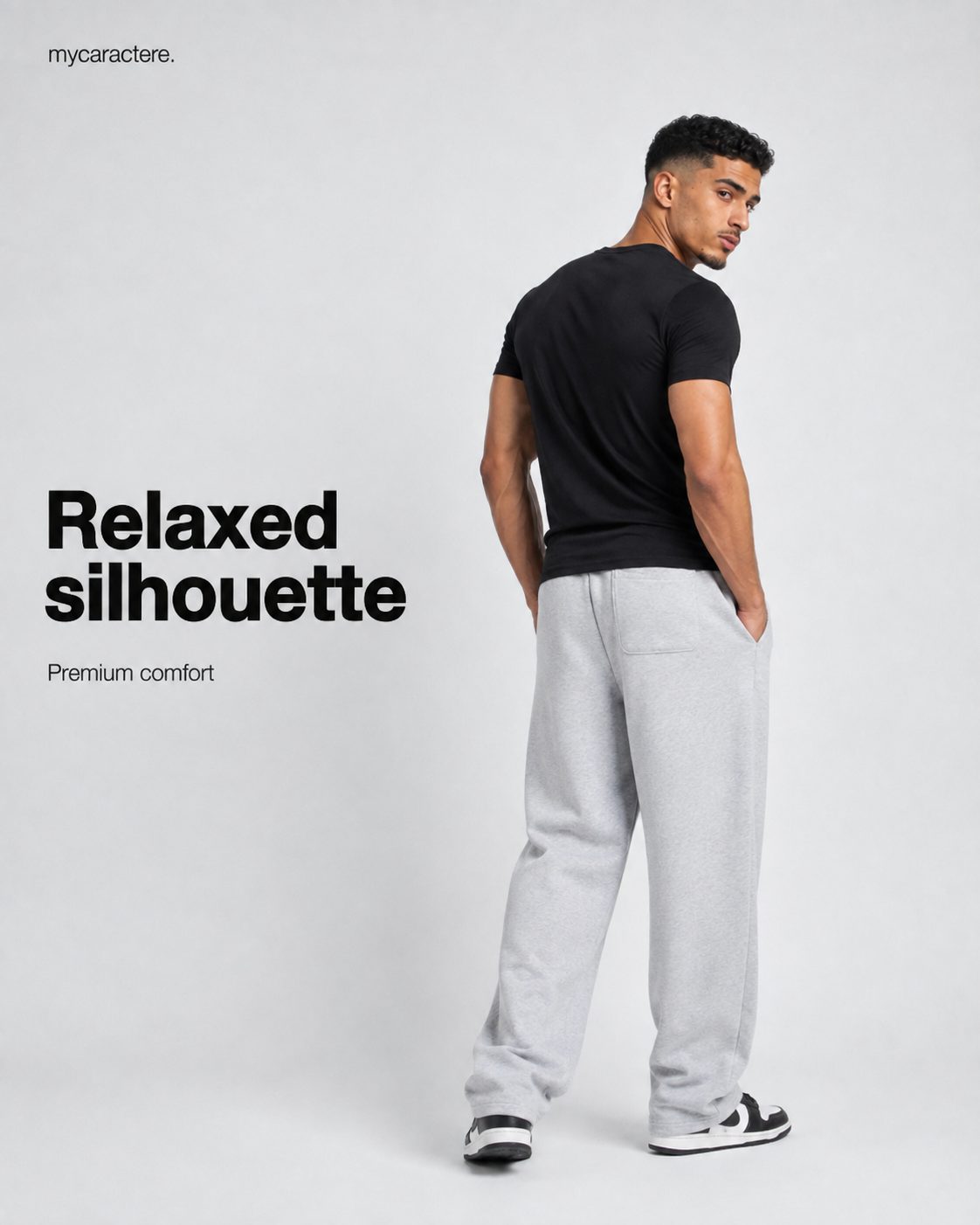 Ensemble t-shirt noir et jogger gris chiné, porté de dos en studio